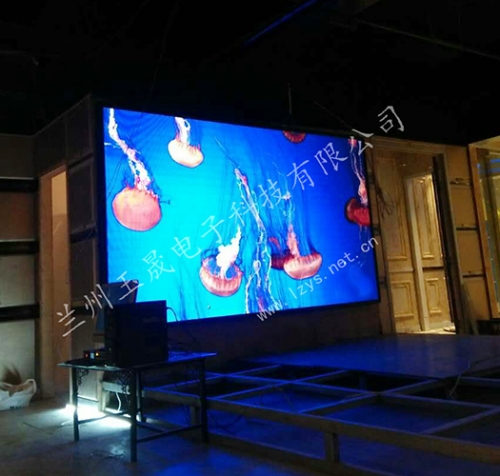 大通縣花兒步行街鴻雨火吧室內(nèi)PH4全彩屏