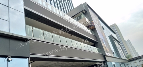 室外20米兩塊P4全彩LED顯示屏安裝完畢，期待調(diào)試效果！！